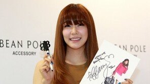 [포토] 소녀시대 티파니, 눈웃음도 사인도 ‘사랑스러워’