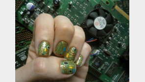 외출 준비 끝낸 공대녀, 손톱 위에 그려진 것은 무엇?