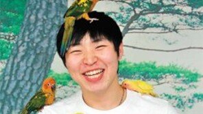 24세 앵무새 대통령, 왕국을 꿈꾸다