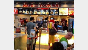 햄버거 가게 배신자, 경쟁사의 매장에서… “꼭 이렇게까지 해야 했어?”