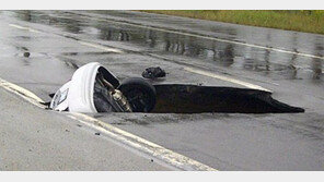 엑센트 삼킨 고속도로, 차량 순식간에 사라져…