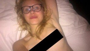 유명 여배우 실수로 가슴노출 사진 공개…인터넷 ‘발칵’