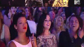 리한나 싸이에게 보낸 엄지손가락 찬사, 알고보니 ‘거짓!’