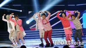 [포토] B.A.P, 엄마미소 부르는 하트 애교 ‘대박’