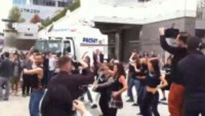 아이폰5 강남스타일, 발표 행사장에서 단체 말춤