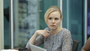 ‘가슴 노출’ 알리슨 필, ‘뉴스룸’서 두 남자와 미묘한 삼각관계