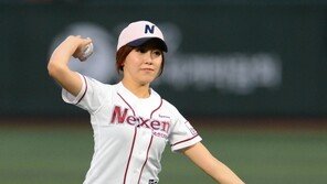 [포토] 최희 아나, 야구 여신 답게 능률한 완벽 시구