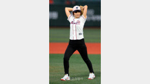 [포토] 최희 아나, 밀착 스키니 시구폼 ‘우월몸매 돋네’