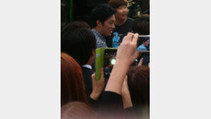 소지섭, 홍대 게릴라 데이트 포착… ‘역시 최강 비주얼!’