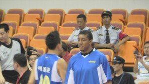 21만원 짜리 시계를 4만원에?…케니는 ‘흥정왕’