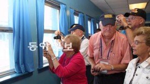 판문점서 카메라 겨누는 참전용사와 북한군