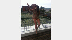 한효주 교신 포즈, “삐리삐리~ 광해 많이 보러 와주세요”