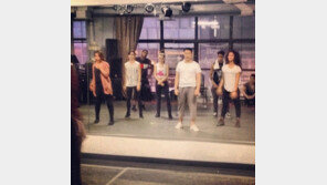 싸이, 늘어난 흰색 면티에 운동복 입어도 슈퍼스타 포스