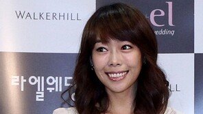 [포토] 애즈원 이민, 단짝 크리스탈 결혼식에 행복 미소