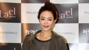 [포토] ‘크리스탈 결혼식’ 리사, 쭉 뻗은 11자 각선미 눈길