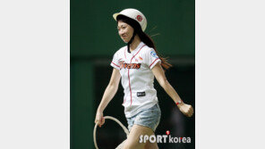 SK 배트걸, 깜찍윙크에 발랄 워킹