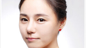 [우먼 동아일보 뷰티 레슨] 물을 머금은 듯~ 반짝반짝 수분광채  ‘물광 메이크업’