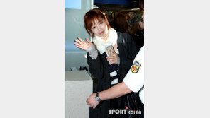 [포토] 은정, 들어가기 전 ‘남심 녹이는 손인사’
