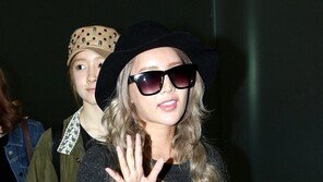 [포토] 큐리, 공항패션 종결 ‘난 할리우드 스타일~’