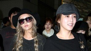 [포토] ‘공항패션’ 큐리-소연, ‘내가 티아라 각선미 퀸!’