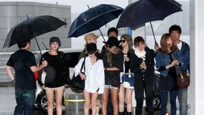 [포토] 티아라, 거센 비바람 맞으며… ‘홍콩으로’