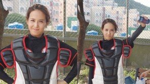 ‘해운대 연인들’ 조여정, 야구유니폼 입고 장난스러운 미소