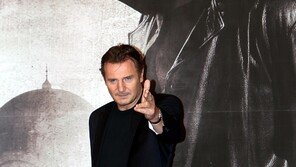 [포토] ‘테이큰2’ 리암 니슨, 정조준 완료 ‘사랑의 총알… 빵!’