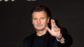 [포토] ‘리암 니슨 방한’ 슈주 최시원 생각나는 손인사