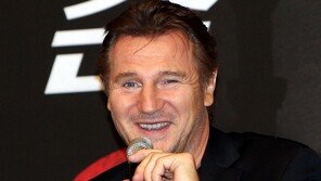 [포토] ‘리암 니슨 방한’ 섹시한 미소에 눈 찡긋 애교