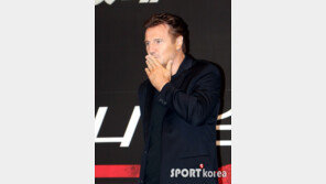 [포토] ‘리암 니슨 방한’ 진한 눈빛+손키스에 女心 ‘올킬’