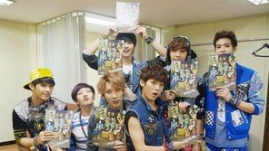 비투비, 90년대 향수 자극 팬서비스 눈길 ‘추억의 아이템’