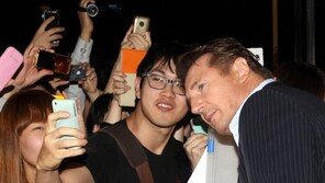 [포토] ‘리암 니슨 방한’ 현장 셀카까지…1등급 팬서비스