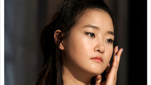 [우먼 동아일보 스타 뷰티] 톱모델 강승현의 도자기 베이스 완성! ‘무결점 윤광 메이크업’