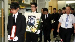 [포토] ‘故우종완 발인’ 마지막 길 ‘부디 좋은 곳으로…’