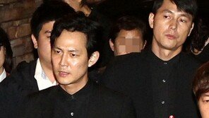 [포토] ‘故우종완 발인’ 눈물 참는… 이정재-정우성