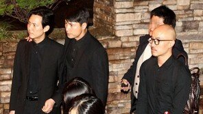[포토] ‘故우종완 발인’ 이정재 위로하는 정우성