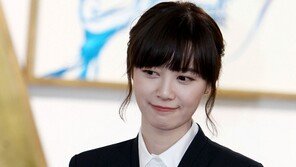 [포토] 구혜선, 작품 앞에서 ‘수줍은 미소’