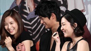 [SD포토] 서인국, 두 미녀사이에서 힘자랑? ‘빨개진 팔뚝’