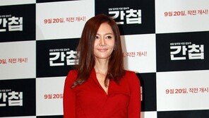 [포토] ‘간첩’ 염정아, 강렬한 레드 원피스 ‘고혹적 섹시미’
