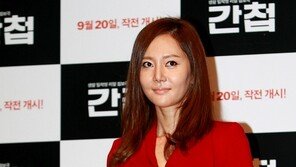 [포토] ‘간첩’ 염정아, 트임 원피스로 각선미 아찔 노출