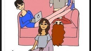 절친끼리 TV 볼 때, 세상에서 가장 편한 포즈로… “속옷이 보여도 상관없어”