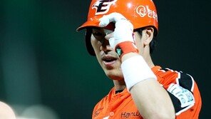 [포토] 장성호, 2000 안타에 ‘으쓱’