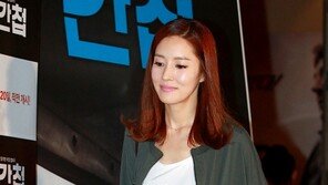 [포토] 왕빛나, 초미니 입고 거침없는 계단 오르기