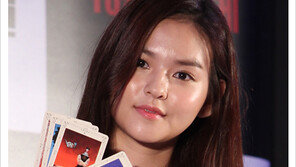 [우먼 동아일보 스타 뷰티] 영화 ‘점쟁이들’ 김윤혜의 ‘샤이닝 스킨 메이크업’ 노하우!