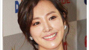 [우먼 동아일보 스타 뷰티] 청초한 레드카펫 요정! 한지민의 ‘산호빛 립 앤 아이 메이크업’ 노하우