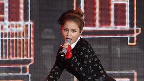 [포토] 이하이, 과감한 의자 퍼포먼스 ‘눈빛으로 올킬’