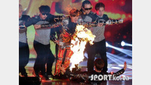 [포토] 동방신기, 불타는 무대…아찔한 착시 퍼포먼스