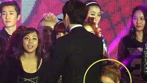 [포토] 이하이, 배꼽 인사하다가 고개 슬쩍 ‘귀요미’