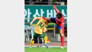 [포토] ‘한국 vs 호주’ 이동국, 호주 수비수와 아찔한 몸싸움