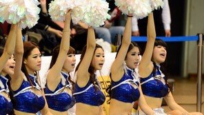 [포토] 치어리더, 앉아서 응원 해도 숨길 수 없는 글래머 몸매